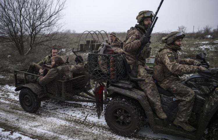 Ουκρανοί στρατιώτες στην περιοχή του Ντόνετσκ επιστρέφουν στη βάση τους μετά από 130 ημέρες συνεχούς παρουσίας στο μέτωπο(φωτ.: ΕΡΑ/Γραφείιο Τύπου της 93ης Μηχανοκίνητης Ταξιαρχίας της Ουκρανίας)