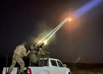 Ουκρανοί στρατιώτες προσπαθούν να καταρρίψουν ρωσικούς πυραύλους (φωτ.: Western OTO NGU)