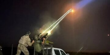 Ουκρανοί στρατιώτες προσπαθούν να καταρρίψουν ρωσικούς πυραύλους (φωτ.: Western OTO NGU)