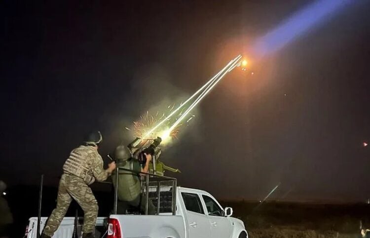 Ουκρανοί στρατιώτες προσπαθούν να καταρρίψουν ρωσικούς πυραύλους (φωτ.: Western OTO NGU)