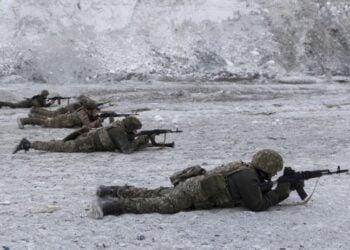 Στρατιώτες του τάγματος Ντονμπάς της Ουκρανικής Εθνοφρουράς εκπαιδεύονται κοντά στην πρώτη γραμμή του μετώπου (φωτ.: EPA/Yakiv Liashenko)