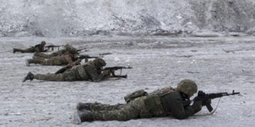 Στρατιώτες του τάγματος Ντονμπάς της Ουκρανικής Εθνοφρουράς εκπαιδεύονται κοντά στην πρώτη γραμμή του μετώπου (φωτ.: EPA/Yakiv Liashenko)