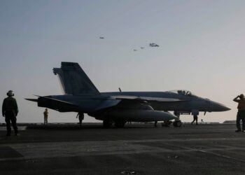 Αμερικανικά στρατιωτικά μέσα σε επιχειρησιακή ανάπτυξη στην περιοχή της Μέσης Ανατολής. (φωτ.: EPA / Matt Herbst)