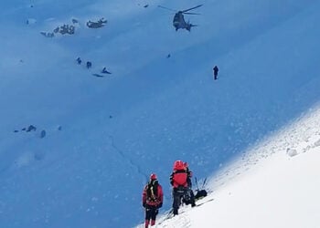 Στιγμιότυπο από την επιχείρηση στα Βαρδούσια για τη μεταφορά των σορών των ορειβατών, Σάββατο 27 Δεκεμβρίου 2025 (φωτ.: Τμήμα Τύπου και Επικοινωνίας του Πυροσβεστικού Σώματος)