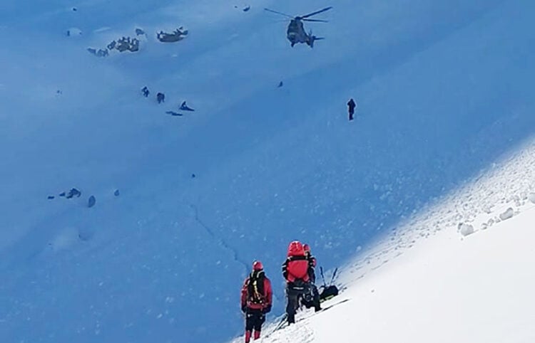 Στιγμιότυπο από την επιχείρηση στα Βαρδούσια για τη μεταφορά των σορών των ορειβατών, Σάββατο 27 Δεκεμβρίου 2025 (φωτ.: Τμήμα Τύπου και Επικοινωνίας του Πυροσβεστικού Σώματος)