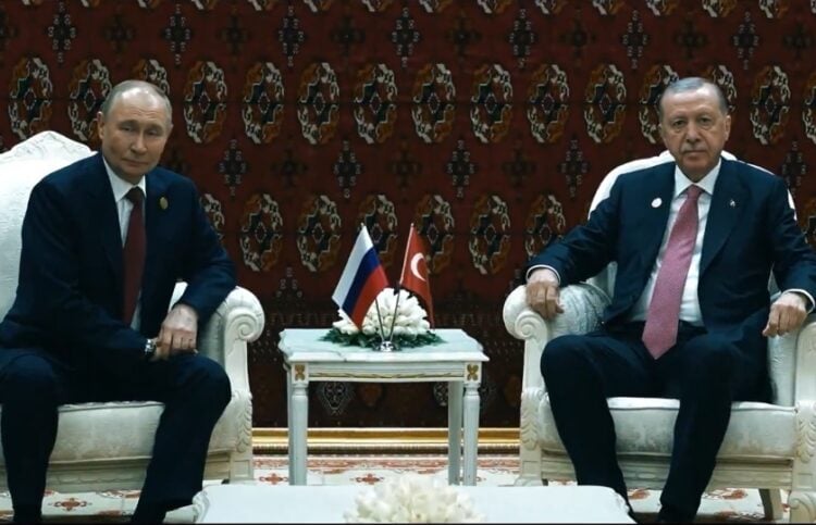 Από αριστερά, ο Βλαντίμιρ Πούτιν και ο Ρετζέπ Ταγίπ Ερντογάν στο Τουρκμενιστάν (φωτ.: Χ/Recep Tayyip Erdoğan)