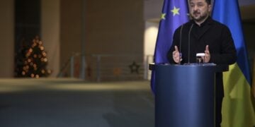 Ο πρόεδρος της Ουκρανίας Βολοντίμιρ Ζελένσκι κάνει δηλώσεις στο Βερολίνο (φωτ.: EPA/Clemens Bilan)