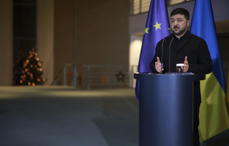 Ο πρόεδρος της Ουκρανίας Βολοντίμιρ Ζελένσκι κάνει δηλώσεις στο Βερολίνο (φωτ.: EPA/Clemens Bilan)