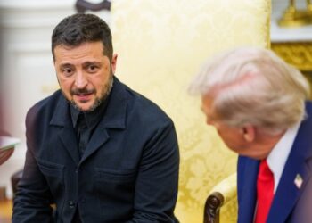 Ο Ουκρανός πρόεδρος Βολοντίμιρ Ζελένσκι με τον Ντόναλντ Τραμπ (πλάτη) στον Λευκό Οίκο (φωτ. αρχείου: EPA/Aaron Schwartz/POOL