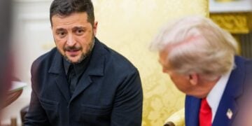 Ο Ουκρανός πρόεδρος Βολοντίμιρ Ζελένσκι με τον Ντόναλντ Τραμπ (πλάτη) στον Λευκό Οίκο (φωτ. αρχείου: EPA/Aaron Schwartz/POOL