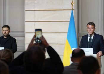 Από αριστερά, ο Ουκρανός πρόεδρος Βολοντίμιρ Ζελένσκι και ο Γάλλος ομόλογός του Εμανουέλ Μακρόν ενώ κάνουν δηλώσεις στους δημοσιογράφους, στο Παρίσι (φωτ.: EPA/Christophe Ena/POOL)