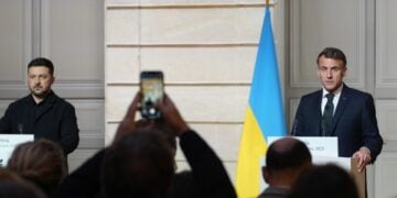 Από αριστερά, ο Ουκρανός πρόεδρος Βολοντίμιρ Ζελένσκι και ο Γάλλος ομόλογός του Εμανουέλ Μακρόν ενώ κάνουν δηλώσεις στους δημοσιογράφους, στο Παρίσι (φωτ.: EPA/Christophe Ena/POOL)