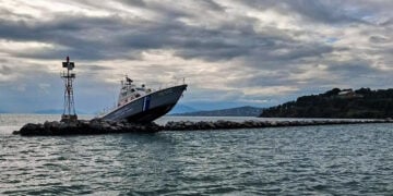 Σκάφος του Λιμενικού πάνω σε βράχια στην είσοδο του λιμανιού του Βόλου, Κυριακή 7 Δεκεμβρίου 2025 (φωτ.: EUROKINISSI)