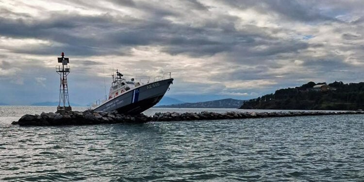 Σκάφος του Λιμενικού πάνω σε βράχια στην είσοδο του λιμανιού του Βόλου, Κυριακή 7 Δεκεμβρίου 2025 (φωτ.: EUROKINISSI)