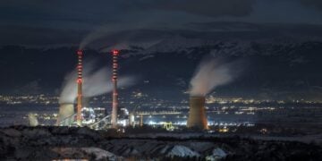 Καπνοί από το θερμοηλεκτρικό εργοστάσιο «REK Bitola», τον μεγαλύτερο παραγωγό ηλεκτρικής ενέργειας στη Βόρεια Μακεδονία (φωτ.: EPA / Georgia Licovski)