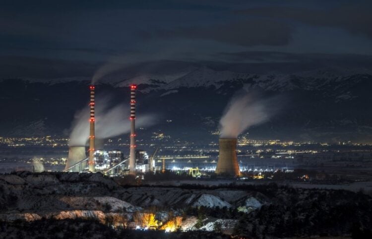 Καπνοί από το θερμοηλεκτρικό εργοστάσιο «REK Bitola», τον μεγαλύτερο παραγωγό ηλεκτρικής ενέργειας στη Βόρεια Μακεδονία (φωτ.: EPA / Georgia Licovski)