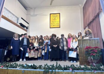 Μαθητές και μαθήτριες που βραβεύτηκαν από την Ένωση Ποντίων Μελισσίων (φωτ.: Δήμος Πεντέλης)