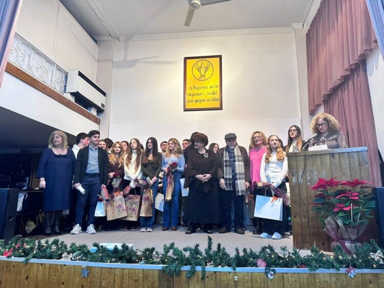 Μαθητές και μαθήτριες που βραβεύτηκαν από την Ένωση Ποντίων Μελισσίων (φωτ.: Δήμος Πεντέλης)