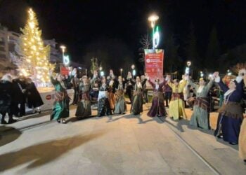 Μέλη της «Παναγίας Σουμελά» Θέρμης χορεύουν στη διάρκεια της εκδήλωσης (φωτ.: facebook/Σωματείο Παναγία Σουμελά Δήμου Θέρμης)