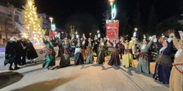 Μέλη της «Παναγίας Σουμελά» Θέρμης χορεύουν στη διάρκεια της εκδήλωσης (φωτ.: facebook/Σωματείο Παναγία Σουμελά Δήμου Θέρμης)