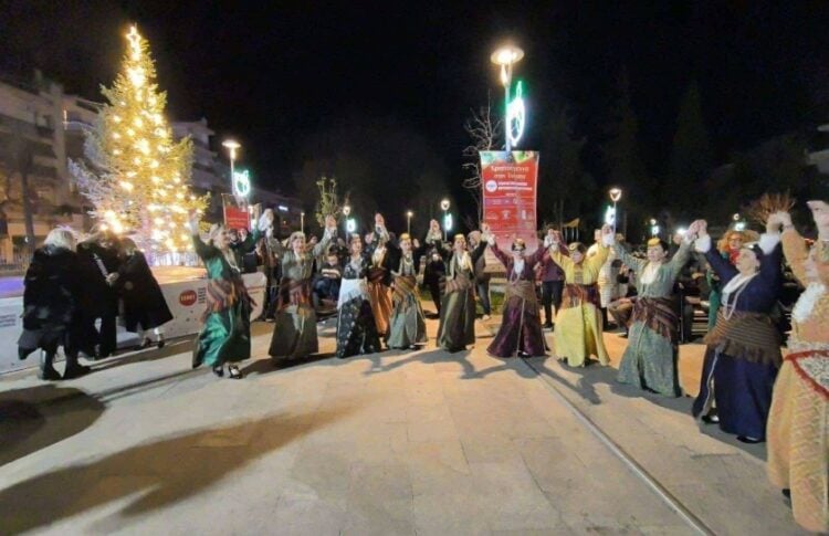 Μέλη της «Παναγίας Σουμελά» Θέρμης χορεύουν στη διάρκεια της εκδήλωσης (φωτ.: facebook/Σωματείο Παναγία Σουμελά Δήμου Θέρμης)