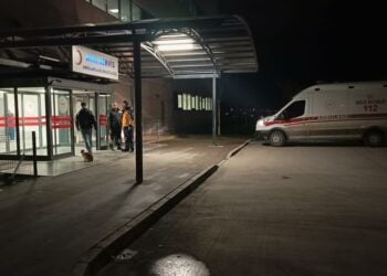 Ασθενοφόρο στο νοσοκομείο της Γιάλοβας, το οποίο μετέφερε ορισμένους από τους τραυματίες αστυνομικούς (φωτ.: Χ/ΒΡΤ)