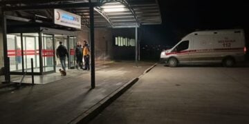 Ασθενοφόρο στο νοσοκομείο της Γιάλοβας, το οποίο μετέφερε ορισμένους από τους τραυματίες αστυνομικούς (φωτ.: Χ/ΒΡΤ)