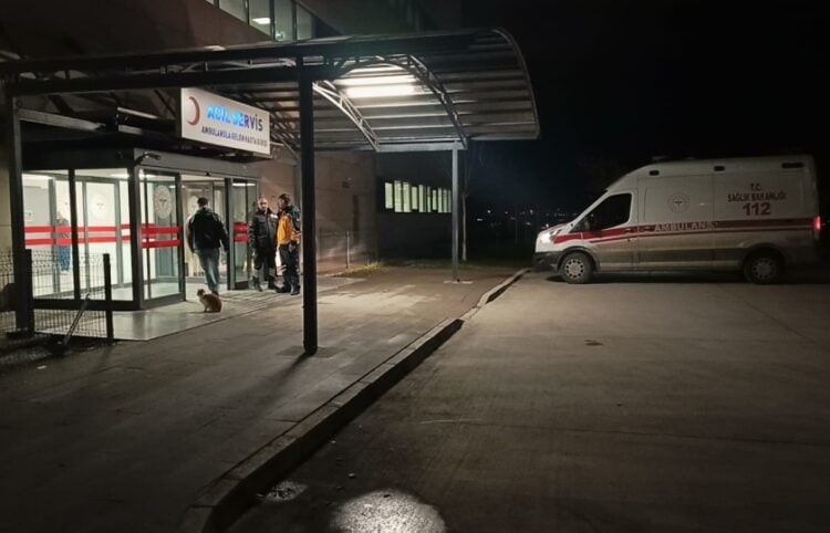 Ασθενοφόρο στο νοσοκομείο της Γιάλοβας, το οποίο μετέφερε ορισμένους από τους τραυματίες αστυνομικούς (φωτ.: Χ/ΒΡΤ)