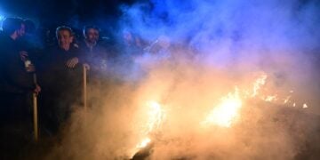 Ένταση στο μπλόκο των αγροτών στο Καναβάρι της Βοιωτίας (φωτ.: Τατιάνα Μπόλαρη/EUROKINISSI)