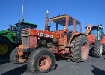 Σκασμένα λάστιχα σε τρακτέρ στο αγροτικό μπλόκο της Νίκαιας στη Λάρισα (φωτ.: ΑΠΕ-ΜΠΕ/ Αποστόλης Ντόμαλης)