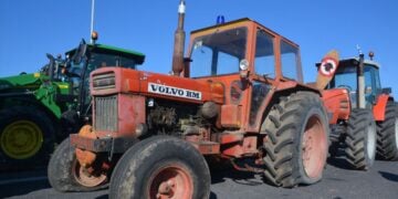 Σκασμένα λάστιχα σε τρακτέρ στο αγροτικό μπλόκο της Νίκαιας στη Λάρισα (φωτ.: ΑΠΕ-ΜΠΕ/ Αποστόλης Ντόμαλης)