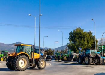 Τρακτέρ αγροτών της Χαλκιδικής, στο μπλόκο στα «Πράσινα Φανάρια», κοντά στο αεροδρόμιο «Μακεδονία» της Θεσσαλονίκης (φωτ.: Λία Φωκά/ EUROKINISSI)