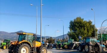 Τρακτέρ αγροτών της Χαλκιδικής, στο μπλόκο στα «Πράσινα Φανάρια», κοντά στο αεροδρόμιο «Μακεδονία» της Θεσσαλονίκης (φωτ.: Λία Φωκά/ EUROKINISSI)