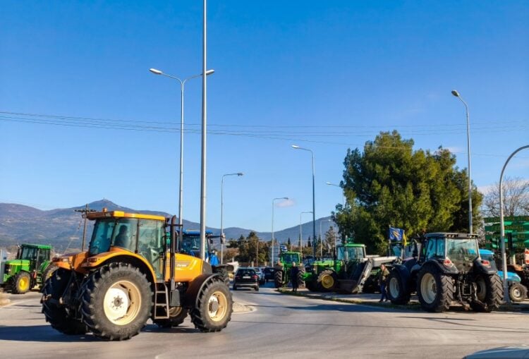 Τρακτέρ αγροτών της Χαλκιδικής, στο μπλόκο στα «Πράσινα Φανάρια», κοντά στο αεροδρόμιο «Μακεδονία» της Θεσσαλονίκης (φωτ.: Λία Φωκά/ EUROKINISSI)