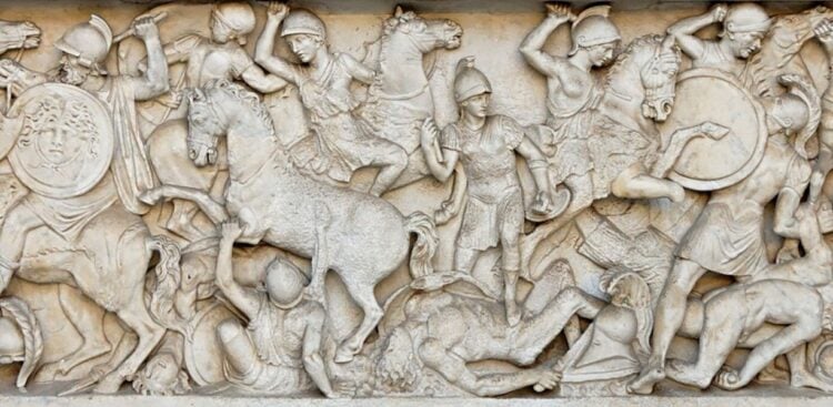Μαρμάρινο γλυπτό που απεικονίζει μάχη μεταξύ Αμαζόνων και Ελλήνων πολεμιστών, περίπου το 160-170 μ.Χ. Χρησίμευε ως νιπτήρας για την κρήνη του Τίγρη (πηγή: Museo Pio-Clementino, Octagon, Apollon Hal/ Μουσείο Βατικανού/ Jastrow)
