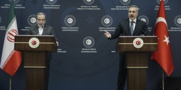 Από αριστερά, ο Ιρανός υπουργός Εξωτερικών Αμπάς Αραγτσίμε τον τούρκο ομόλογό του Χακάν Φιντάν στη διάρκεια συνέντευξης Τύπου στην Κωνσταντινούπολη (φωτ.: EPA/Erdem Sahin)