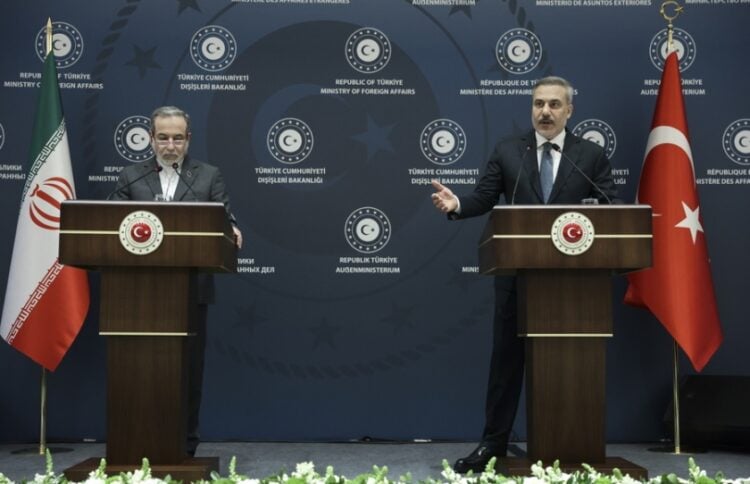 Από αριστερά, ο Ιρανός υπουργός Εξωτερικών Αμπάς Αραγτσίμε τον τούρκο ομόλογό του Χακάν Φιντάν στη διάρκεια συνέντευξης Τύπου στην Κωνσταντινούπολη (φωτ.: EPA/Erdem Sahin)