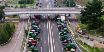 Εικόνα από το μπλόκο των αγροτών στη Θήβα πριν από λίγες μέρες (φωτ.: Αντώνης Νικολόπουλος/EUROKINISSI)