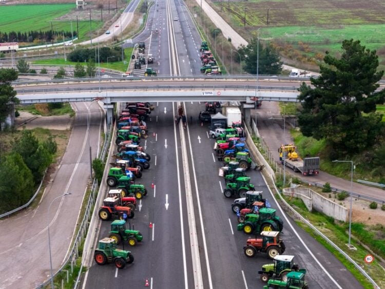 Εικόνα από το μπλόκο των αγροτών στη Θήβα πριν από λίγες μέρες (φωτ.: Αντώνης Νικολόπουλος/EUROKINISSI)