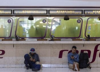 Επιβάτες στον σιδηροδρομικό σταθμό Sants στη Βαρκελόνη της Καταλονίας (φωτ. αρχείου: EPA/MARTA PEREZ)