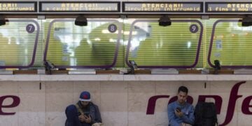 Επιβάτες στον σιδηροδρομικό σταθμό Sants στη Βαρκελόνη της Καταλονίας (φωτ. αρχείου: EPA/MARTA PEREZ)