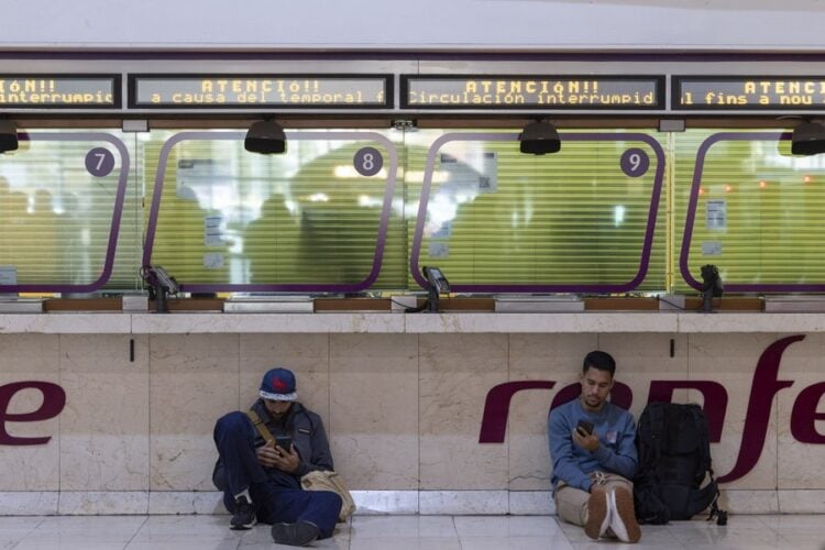 Επιβάτες στον σιδηροδρομικό σταθμό Sants στη Βαρκελόνη της Καταλονίας (φωτ. αρχείου: EPA/MARTA PEREZ)