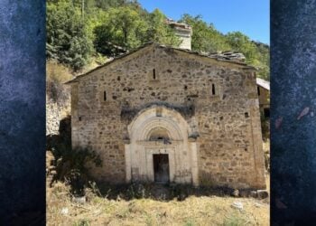 Η είσοδος στον Άγιο Γεώργιο Ζαντό στη Μούζενα (φωτ.: Χρήστος Ξενίδης)