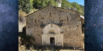 Η είσοδος στον Άγιο Γεώργιο Ζαντό στη Μούζενα (φωτ.: Χρήστος Ξενίδης)