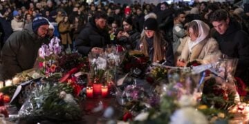 Εκατοντάδες άνθρωποι συγκεντρώθηκαν χθες το βράδυ στο Κραν Μοντανά για να αποτίσουν φόρο τιμής στα θύματα της φωτιάς (φωτ.: EPA/Alessandro Della Valle)