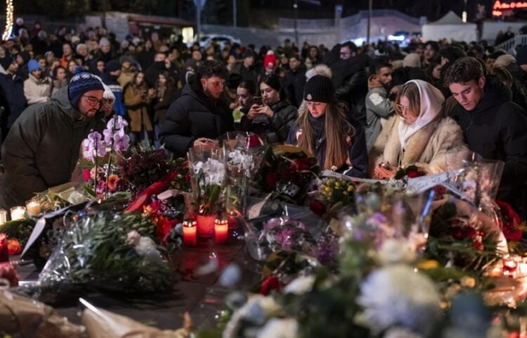 Εκατοντάδες άνθρωποι συγκεντρώθηκαν χθες το βράδυ στο Κραν Μοντανά για να αποτίσουν φόρο τιμής στα θύματα της φωτιάς (φωτ.: EPA/Alessandro Della Valle)