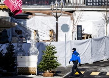 Αστυνομικός επιθεωρεί την περιοχή όπου ξέσπασε η φωτιά στο Κραν Μοντανά της Ελβετίας (φωτ.: EPA/Jean-Christophe Bott)