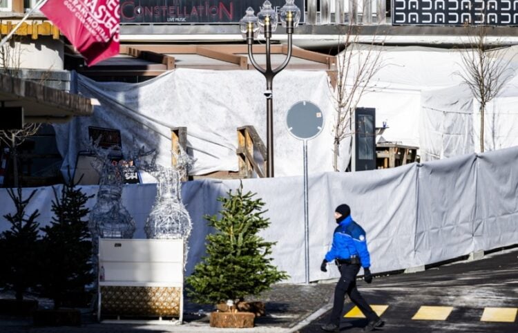 Αστυνομικός επιθεωρεί την περιοχή όπου ξέσπασε η φωτιά στο Κραν Μοντανά της Ελβετίας (φωτ.: EPA/Jean-Christophe Bott)