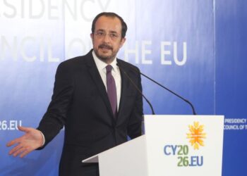 Ο Κύπριος πρόεδρος της Δημοκρατίας Νίκος Χριστοδουλίδης στη Λεμεσό, κατά την υποδοχή του Κολλεγίου των Επιτρόπων και της προέδρου της Κομισιόν Ούρσουλα φον ντερ Λάιεν (φωτ.: EPA/ GEORGE CHRISTOPHOROU)