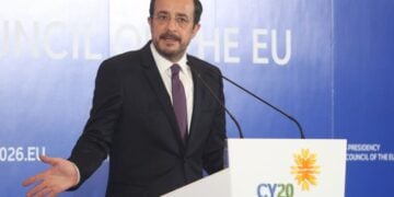 Ο Κύπριος πρόεδρος της Δημοκρατίας Νίκος Χριστοδουλίδης στη Λεμεσό, κατά την υποδοχή του Κολλεγίου των Επιτρόπων και της προέδρου της Κομισιόν Ούρσουλα φον ντερ Λάιεν (φωτ.: EPA/ GEORGE CHRISTOPHOROU)